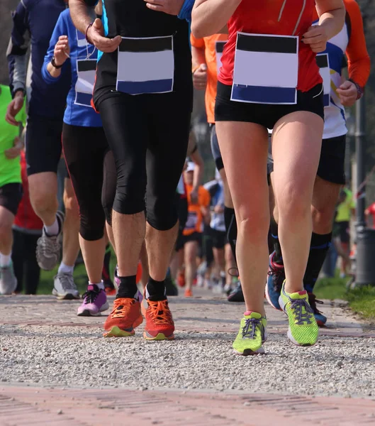 Muitas pernas de corredores durante a corrida de pés na cidade — Fotografia de Stock