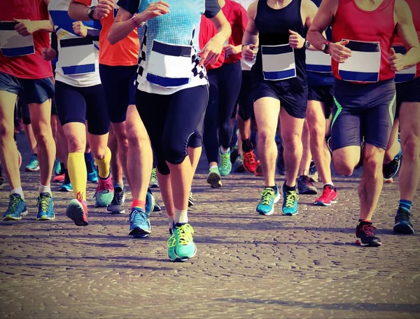 Corredores na linha de chegada de uma maratona através das estradas de t — Fotografia de Stock