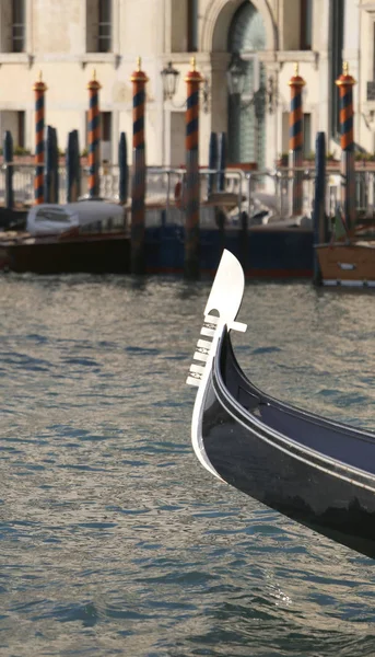 イタリア北部のヴェネツィアでゴンドラと呼ばれる典型的なボート — ストック写真