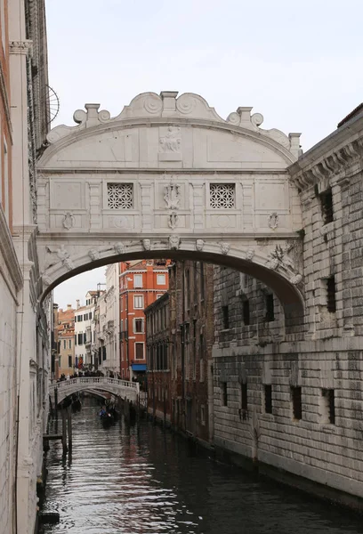 Венеция Италия мост вздохов исторического здания — стоковое фото