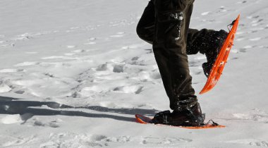 adam ile turuncu kar ayakkabıları snowshoeing
