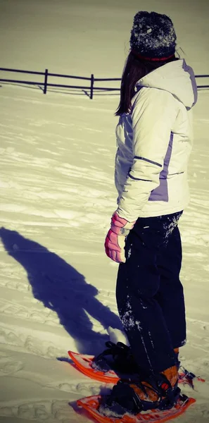 Menina em montanhas com roupas esportivas e neve com efeito vintage — Fotografia de Stock