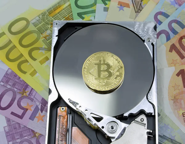 Disco rigido con bitcoin dorato e valuta di sfondo d'Europa — Foto Stock
