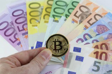 Altın bitcoin ve arka plan ile Avrupa banknotlar