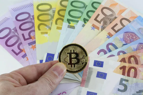 Zlatý bitcoin a pozadí s evropskými bankovky — Stock fotografie