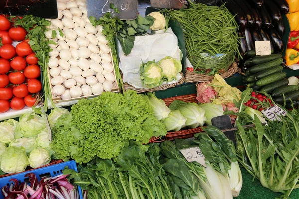 Groenten en fruit te koop in een markt — Stockfoto