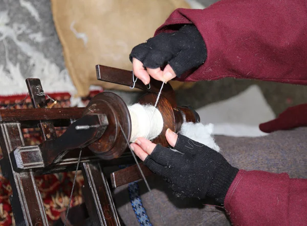 Old lady who weaves using an old loom — Stock Photo, Image