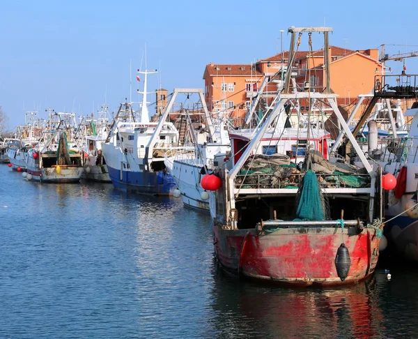 Barco de pesca vermelho na via navegável com muitos outros barcos — Fotografia de Stock