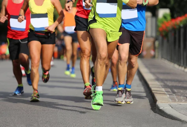 Koşucular birkaç metre maraton yarışı throu varış — Stok fotoğraf