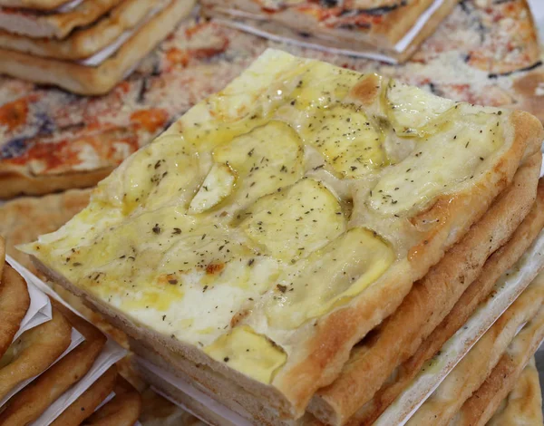 Typisch Italiaans brood met uien te koop in een bakkerij — Stockfoto