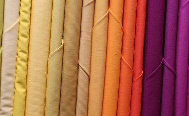 kumaşların bir terzi dükkanında birçok renk arka plan