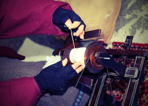 Artesão enquanto ele rola o fio para tecer a tela com vin — Fotografia de Stock