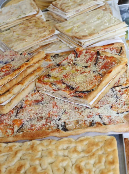 Brood en pizza's te koop in de stal van straatvoedsel — Stockfoto