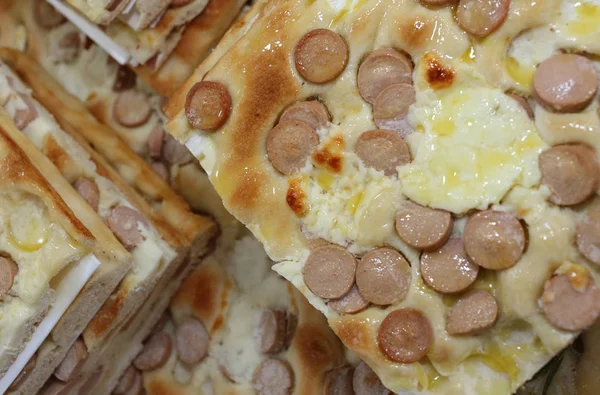 Pan con frankfurter y queso mozzarella para la venta en el str —  Fotos de Stock