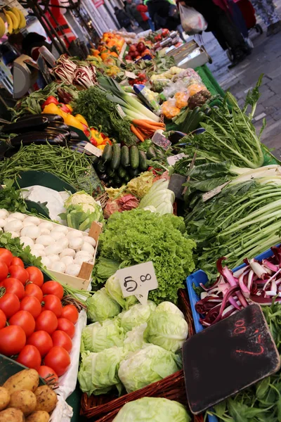 新鮮な果物や野菜の市場での販売のため — ストック写真