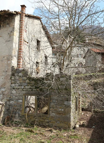 Vom Erdbeben zerstörtes Haus in einem kleinen Dorf — Stockfoto
