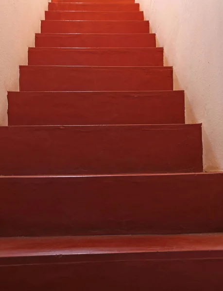 Longa escada vermelha subindo ao infinito — Fotografia de Stock
