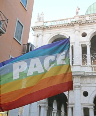 İtalyanca şehir ve word hangi mea hızı ile çok renkli bayrak