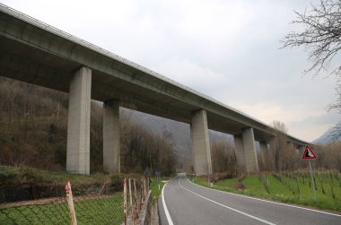 çok büyük yükseltilmiş Otoban beton direkler ile işaretlenmiş