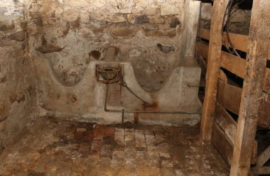 ahır bir yemlik ile terk edilmiş