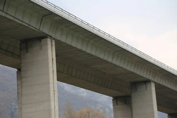 Huge elevated viaduct with the highway that runs over the concre — Stock Photo, Image