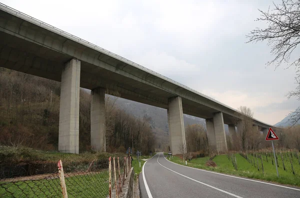 Muito grande estrada elevada fabricada com pilares de concreto — Fotografia de Stock