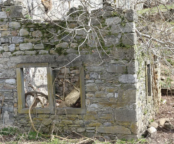 Walls of the house destroyed by the earthquake in a small mounta — Stock Photo, Image