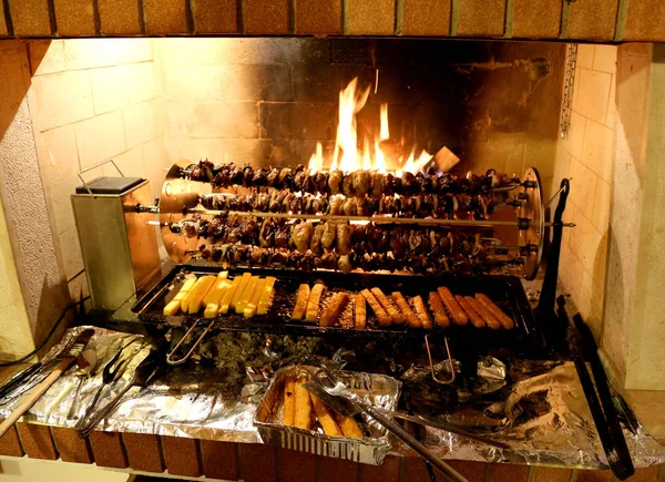 Oiseaux rôtis à la broche cuits dans une taverne — Photo