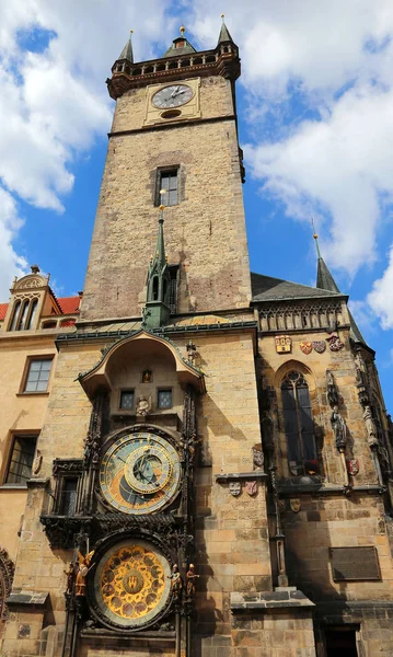 Вежа з годинником в Празі в Чехії — стокове фото