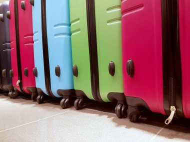 Havaalanı geliş alanındaki birçok Bagaj