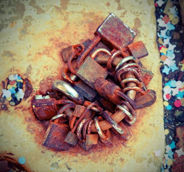 Muchos candados oxidados y confeti — Foto de Stock