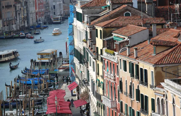 Benátky Itálie Canal Grande s mnoha domy z neobvyklého pohledu — Stock fotografie