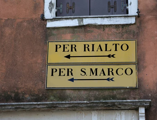 Venice Italy road sign with indication to Railto Bridge or Saint — Stock Photo, Image