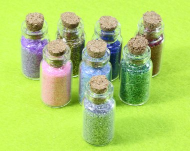 glitter ile bazı cam şişeler