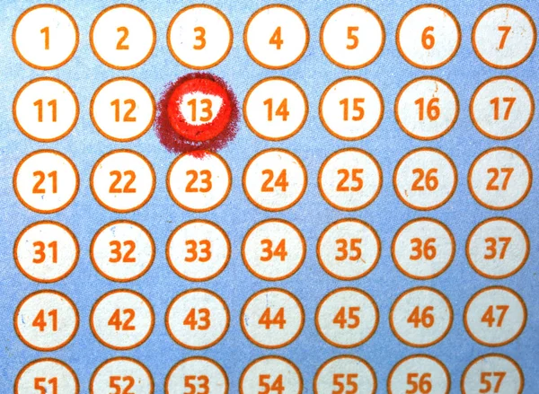 Numéro 13 entouré de rouge dans une carte de bingo de loterie — Photo