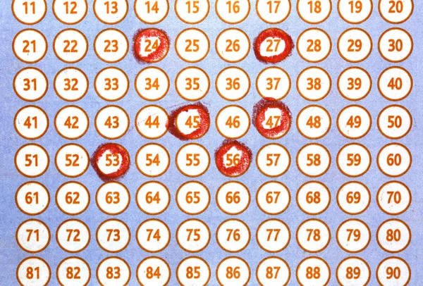 Números rodeados de rojo en una tarjeta de bingo de lotería — Foto de Stock