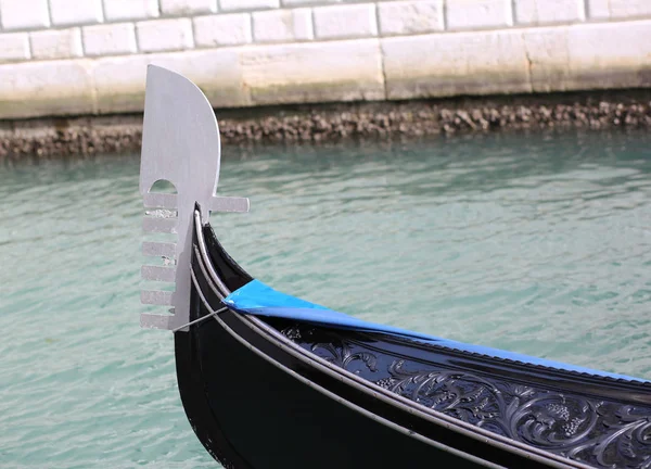 Bow of the gondola in a waterway in Venice — Stock Photo, Image