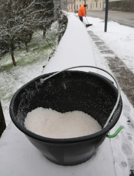 Secchio con un sacco di sale usato per sciogliere ghiaccio e neve dal sid — Foto Stock