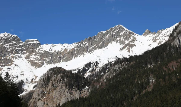 Montañas del norte de Italia cubiertas de nieve después de una nevada —  Fotos de Stock