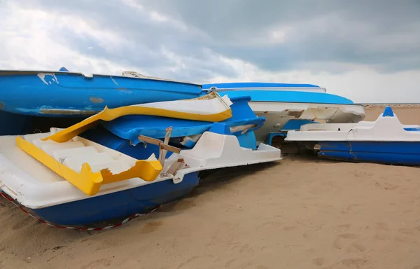 Pedalos destruidos en una playa llevada por la corriente — Foto de Stock