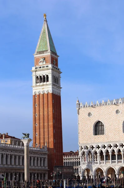 Veneza, Itália - 31 de dezembro de 2015: torre sineira de São Marcos e — Fotografia de Stock