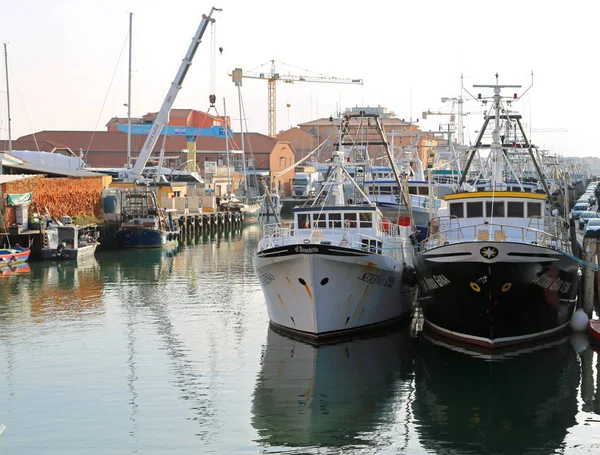 Chioggia, Ve, Włochy - 11 lutego 2018: Moo dużych statków rybackich — Zdjęcie stockowe