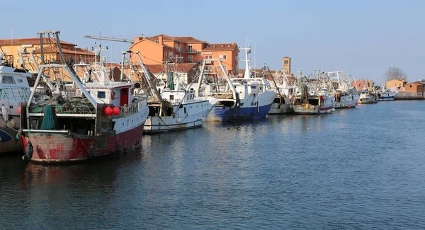 Chioggia, Ve, Italië - 11 februari 2018: Grote vissersboten moo — Stockfoto