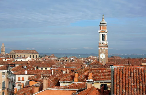 Campanario de la Iglesia de los Santos Apóstoles de Cristo y muchos hou — Foto de Stock