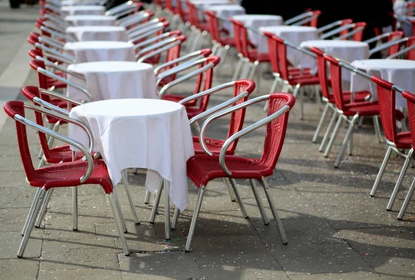 Mesas e cadeiras em um café ao ar livre na cidade europeia — Fotografia de Stock