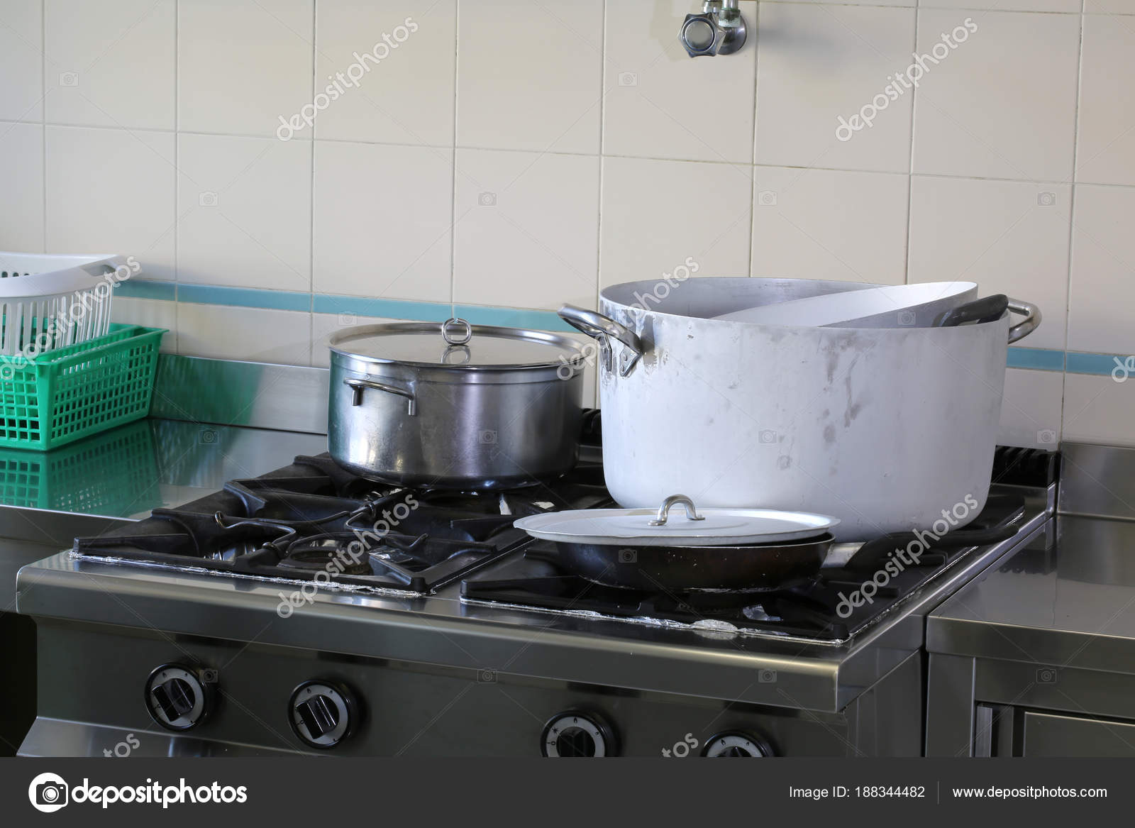 Muitas Panelas Na Cozinha Industrial De Caterign Stock Photo Muitas Panelas Na Cozinha Industrial De Caterign Stock Photo