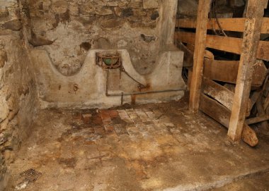 ahır ile terk edilmiş bir mermer yemlik