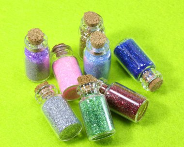 cam şişeler glitter ve yeşil bir arka plan ile