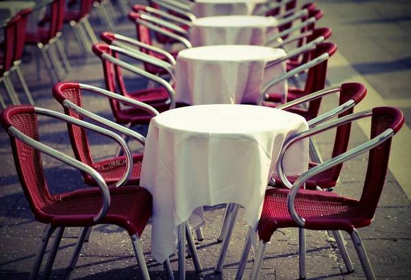 Alfresco café i den europeiska staden med vintage effekt — Stockfoto