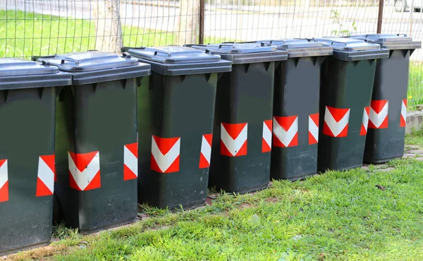 Bidoni per immondizia per il riciclaggio dei rifiuti — Foto Stock